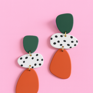 Brinco verde e laranja